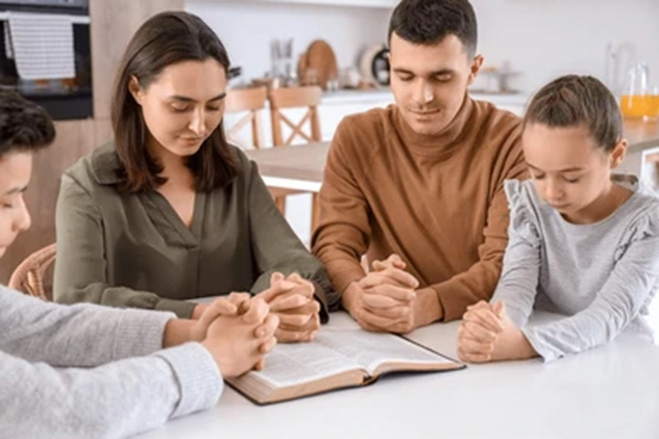 family-praying-together-04 family prayers